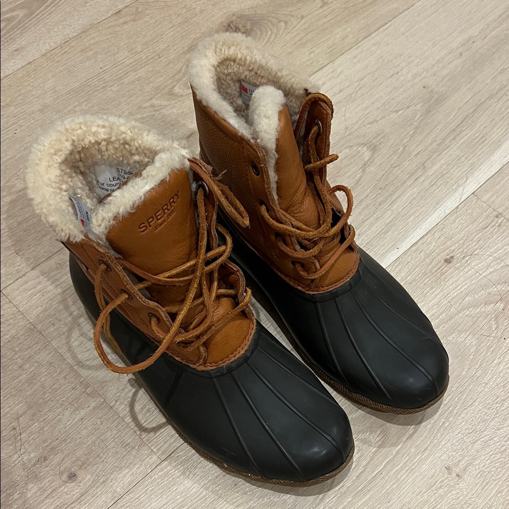 Sperry Women's Black and Tan Winter Boots